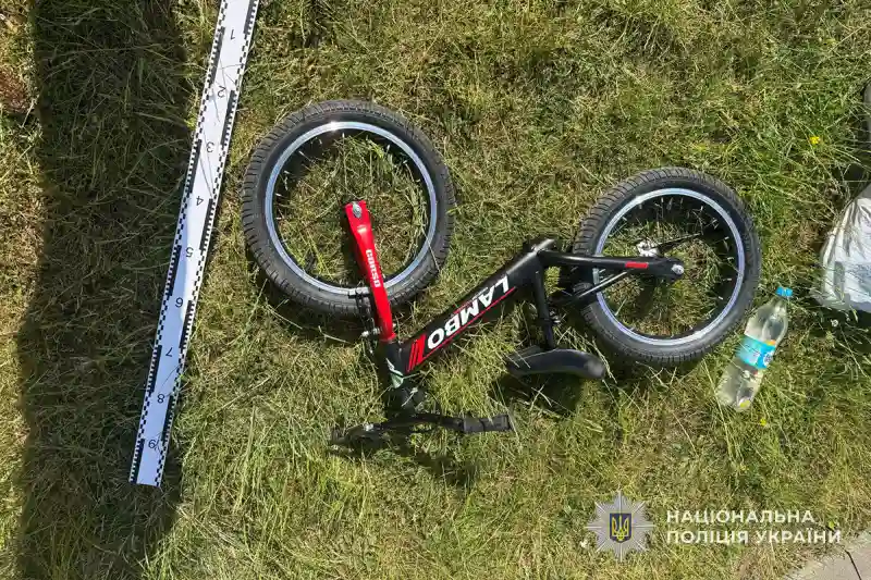 ДТП у Тернополі: автомобіль наїхав на дитину на тротуарі, поліція шукає свідків