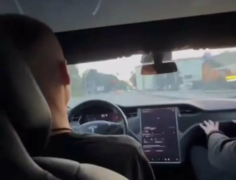 Божевільні перегони: у мережі показали, як Tesla мчить Тернополем під 200 км/год